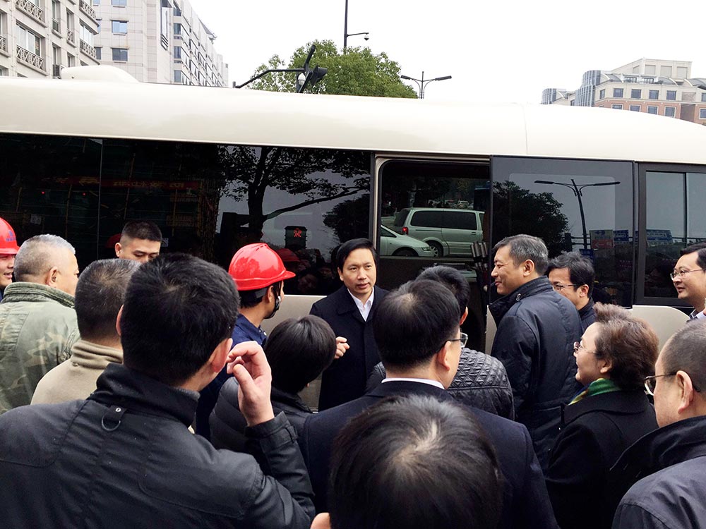 时任浙江省委常委、市委书记赵一德（现任十九届中央候补委员 ，陕西省委副书记、省政府党组书记、省长）调研西湖大道提升项目