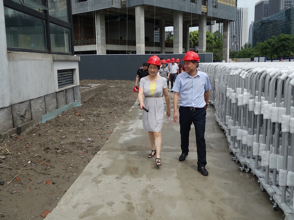 8-时任上城区委书记陈瑾（现任拱墅区委书记）视察赢多多承建的上城区行政中心及科技文化馆项目和上城区体育中心项.jpg